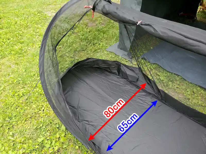 コットにのせたポップアップ式蚊帳底面