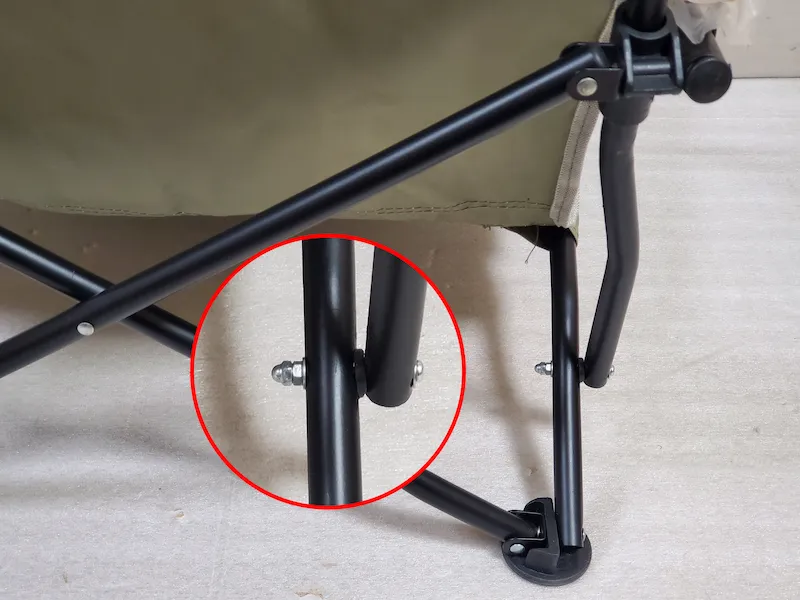 右脚リベットをネジに交換したフィールドチェア