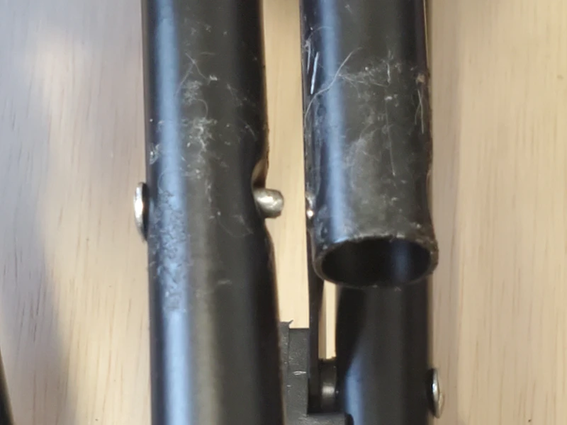 右脚のリベットが折れたフィールドチェア