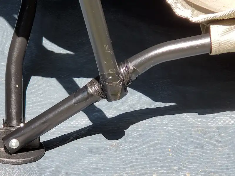 固定した背もたれと右脚後方の可動部分