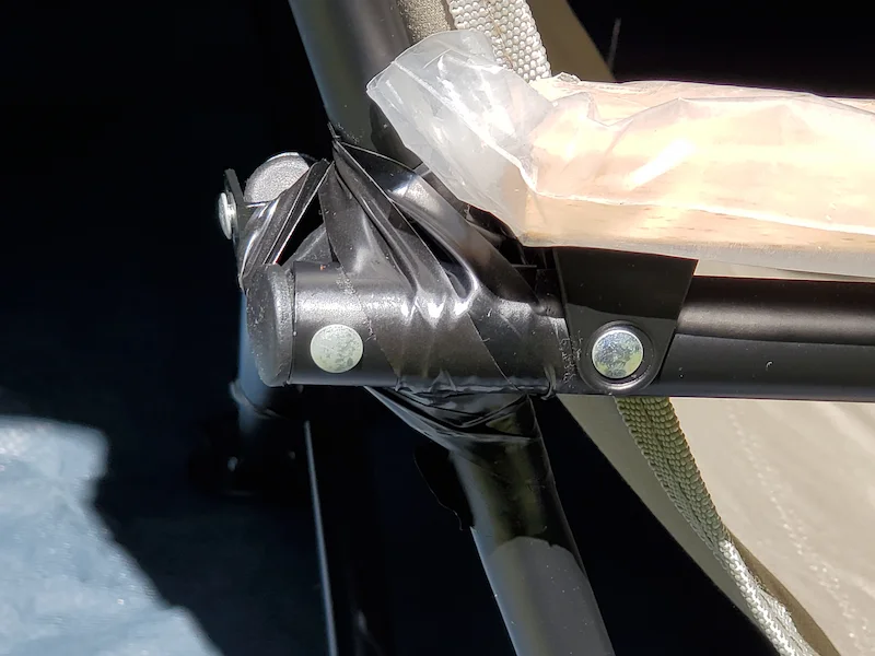 固定した背もたれと右手すりの可動部分