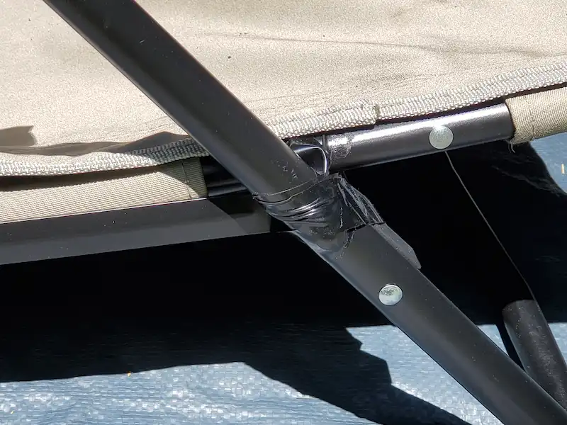 固定した座面と右脚前方の可動部分