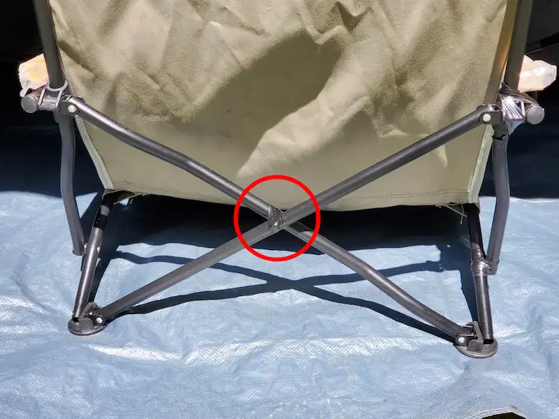 固定した後方のクロスした可動部分