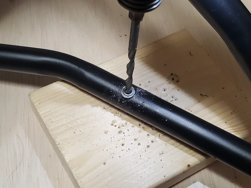 ４mmドリルで破損リベットを取り除く