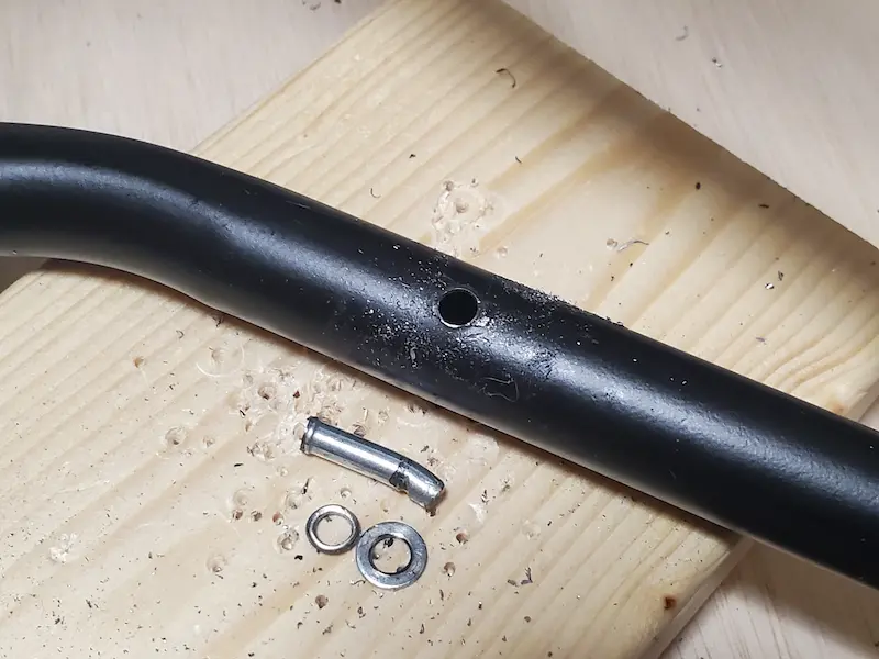 パイプから抜け落ちた破損リベット