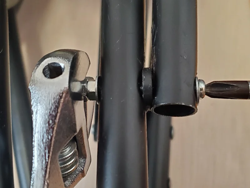 プラスドライバーで締めた鍋小ネジ