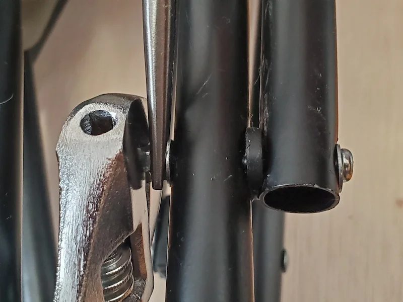 ペンチで緩める方向へまわしたナット