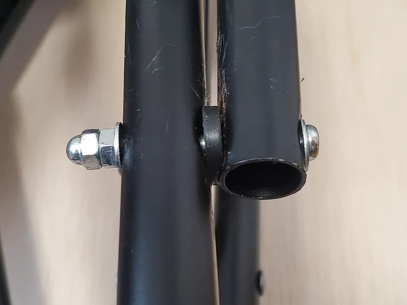 必要な部品を通し締め終えた鍋小ネジ