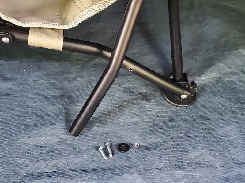 負荷がかかり折れた左脚のリベット