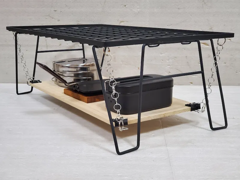 クリップ式げ吊り下げ棚の下段にある調理器具