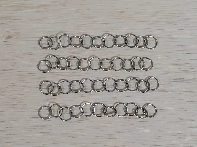 二重リングをつなげた４本のチェーン