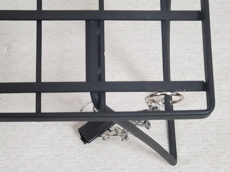 ラックの角に取り付けたチェーン