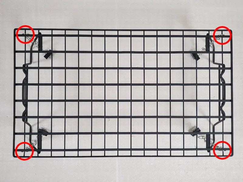 ラックの四つ角に取り付けたチェーン