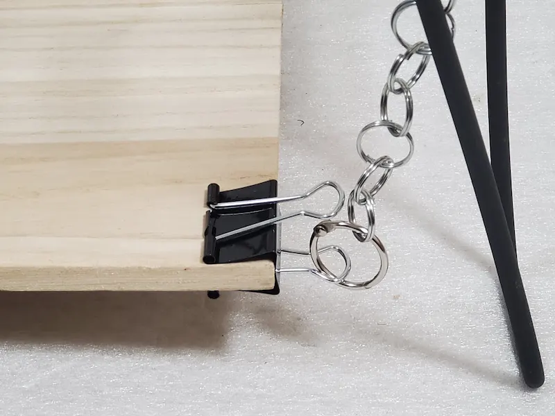 板材の角を挟んだダブルクリップ