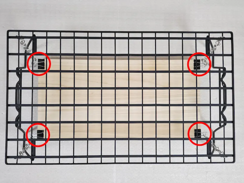 板材の四つ角に付けたダブルクリップ