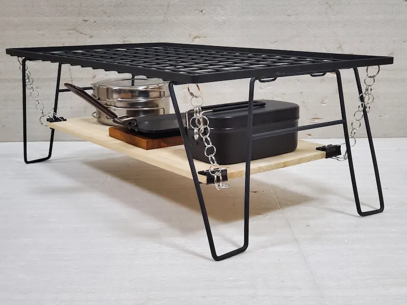 クリップ式げ吊り下げ棚の中段にある調理器具