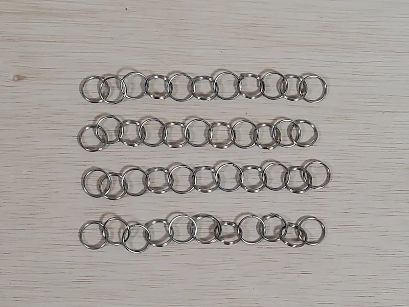 二重リングをつなげた4本のチェーン