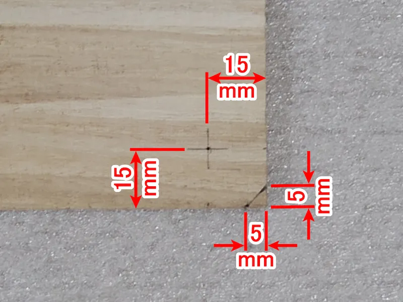 穴をあける位置に墨線を引いた板材