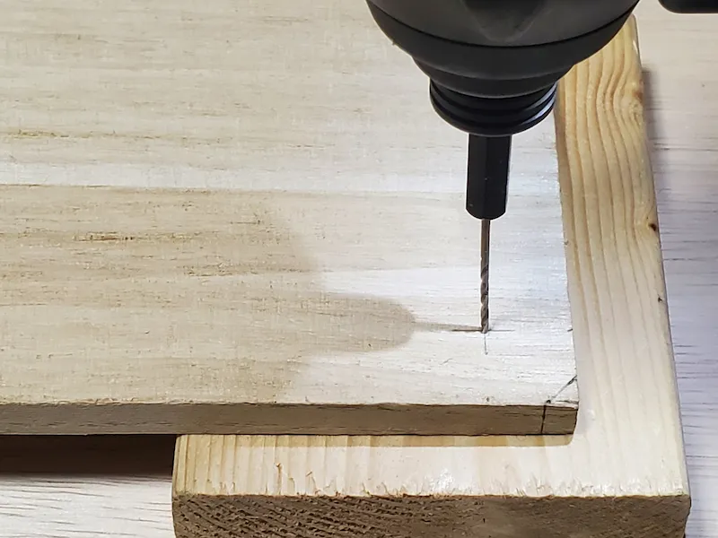 両面から下穴をあけた板材