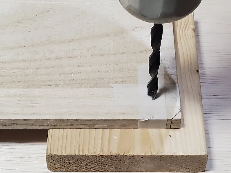 直径6mmの穴を両面からあけた板材