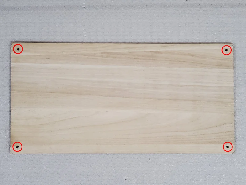 両面四隅に直径6mmの穴をあけた板材