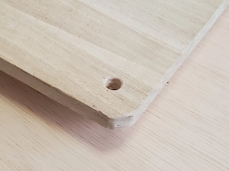 切り落とした角を丸く仕上げた板材