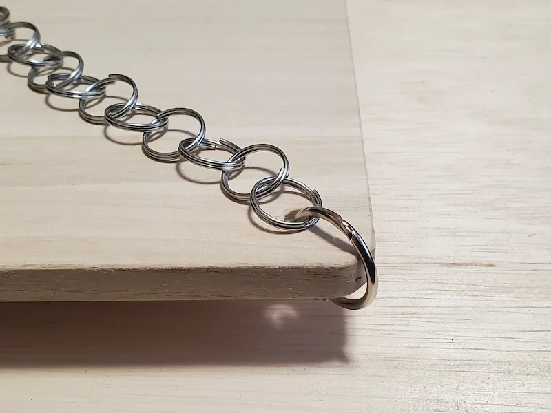 板材の角の穴に取り付けたリング