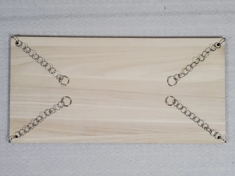 板材の四つ角の穴に取り付けたリング