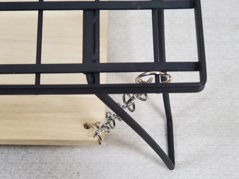 ラックの角に取り付けたチェーン