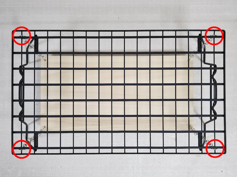 ラックの四つ角に取り付けたチェーン